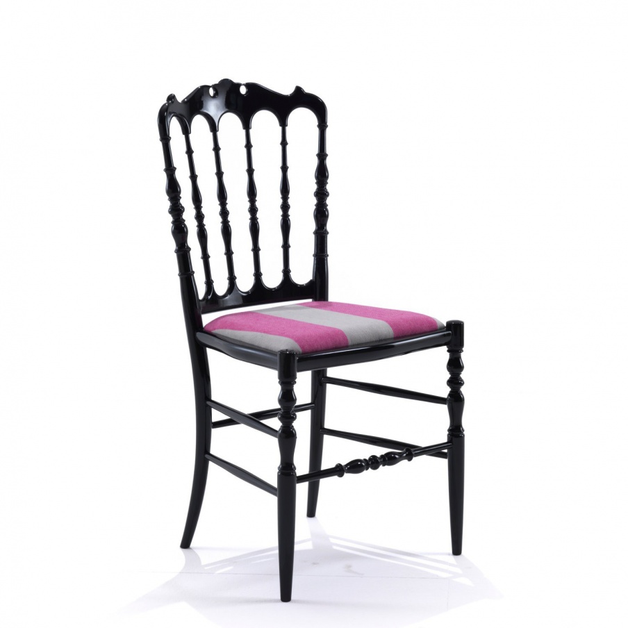 The chair is carved from solid beech Kadrega, Moda