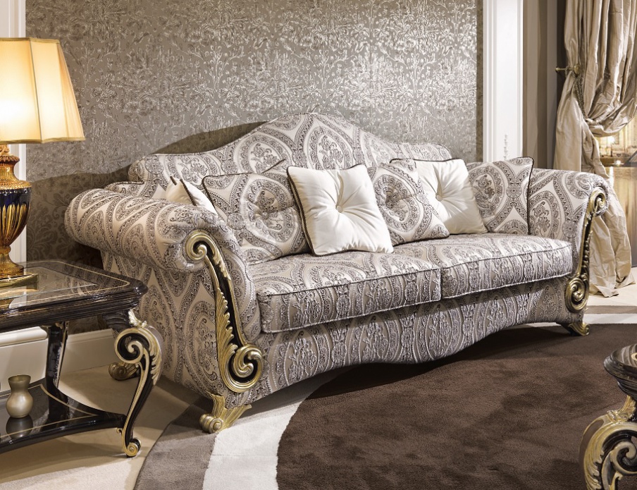 Three-seater sofa on a frame of solid wood Baroque, Turri