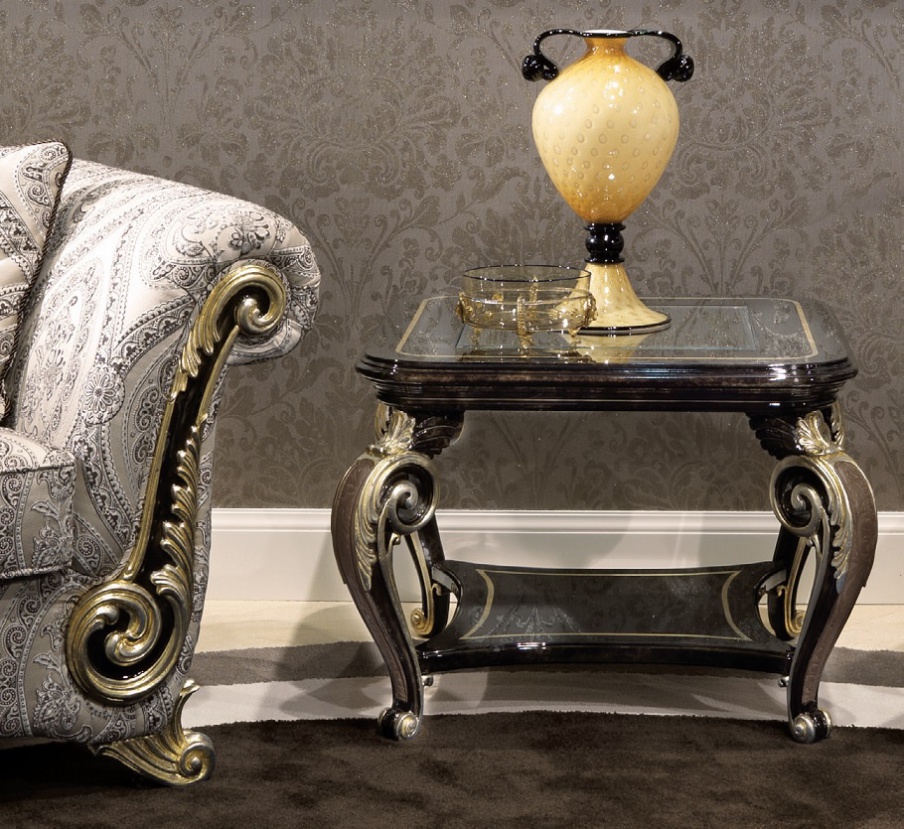 Pridivannogo table solid wood Baroque, Turri