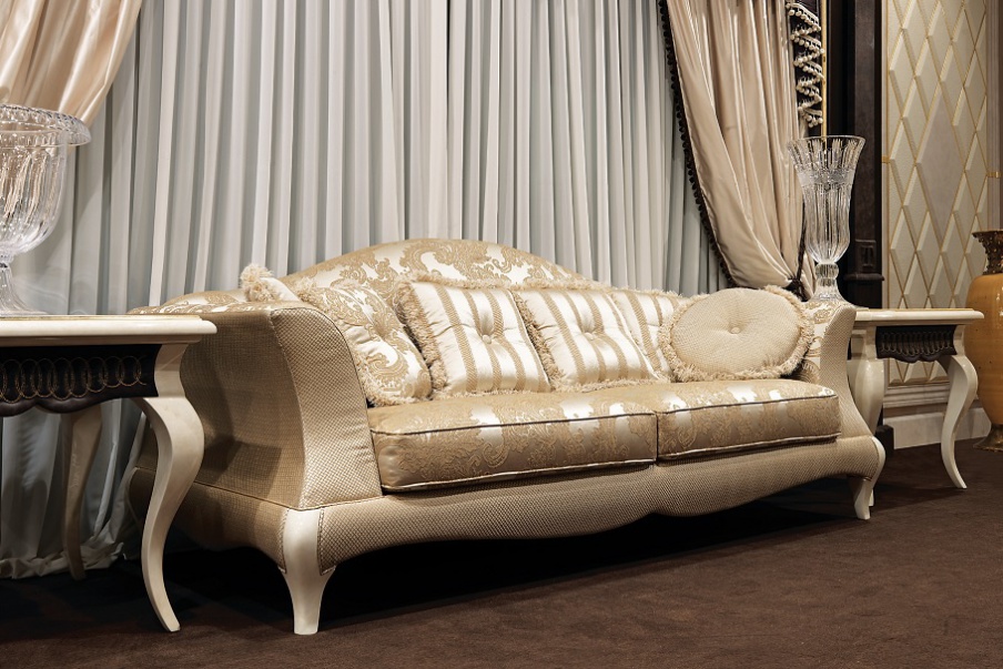 Three-seater sofa upholstered in textiles Versailles, Turri