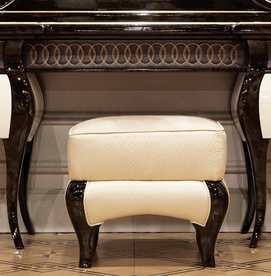 Stool with soft leather upholstery Versailles, Turri