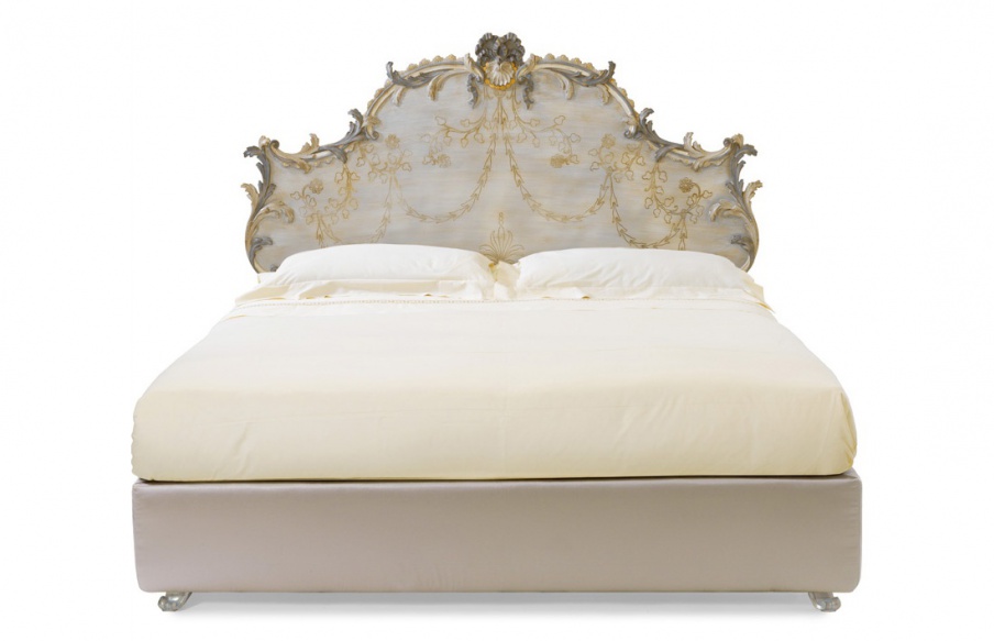 Double bed with wooden headboard, Roberto Giovannini