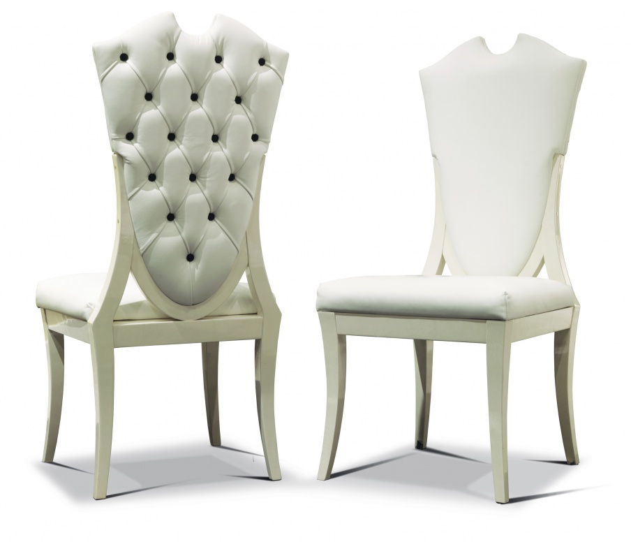 The chair is decorated with stitch Pegaso, Turri