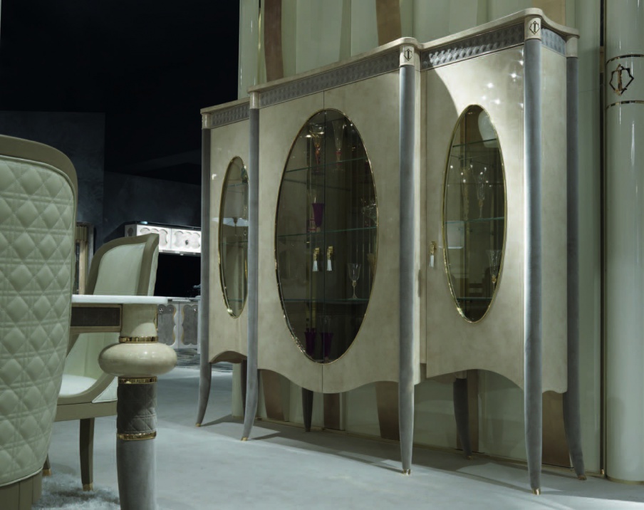 Showcase with glass shelves Caractere, Turri