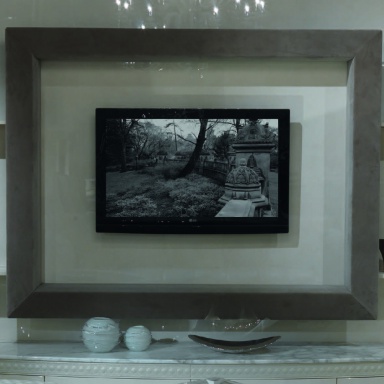 The rack under the TV Caractere