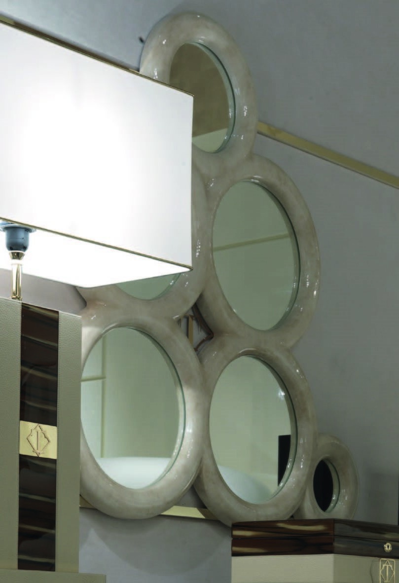 Mirror in lacquered frame Caractere, Turri