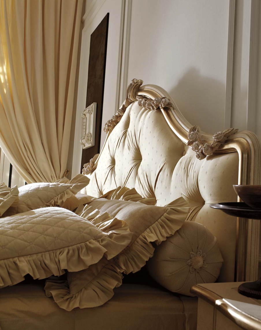 Double bed with hand carved Ambiente Notte, Savio Firmino
