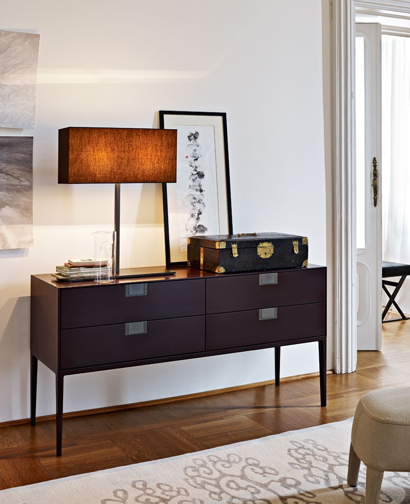 The console is natural wood Alcor, Maxalto