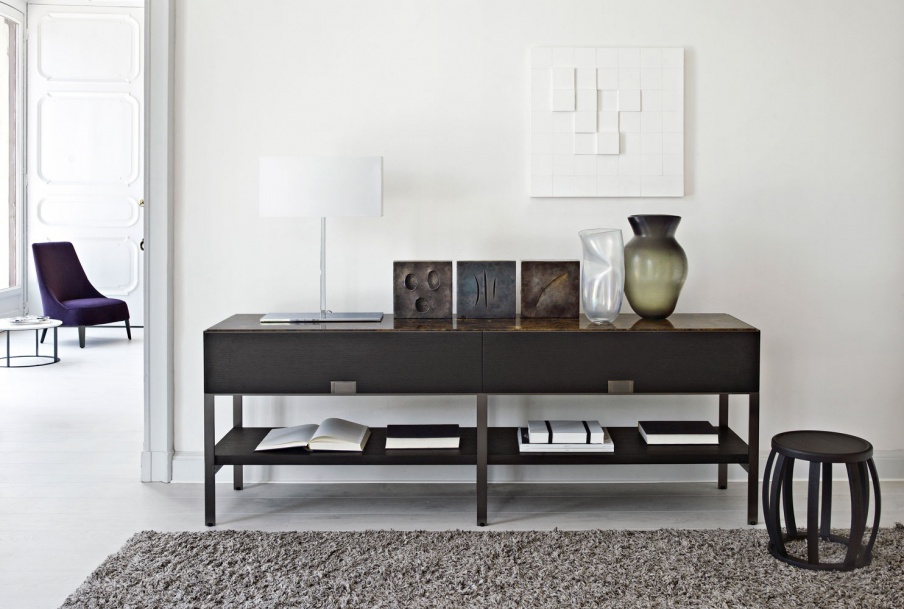 The console is natural wood Eracle, Maxalto