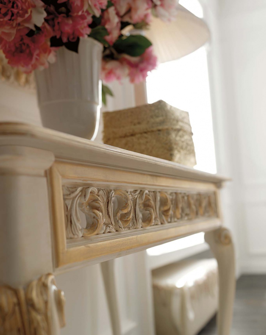 The console is made of solid wood, Savio Firmino