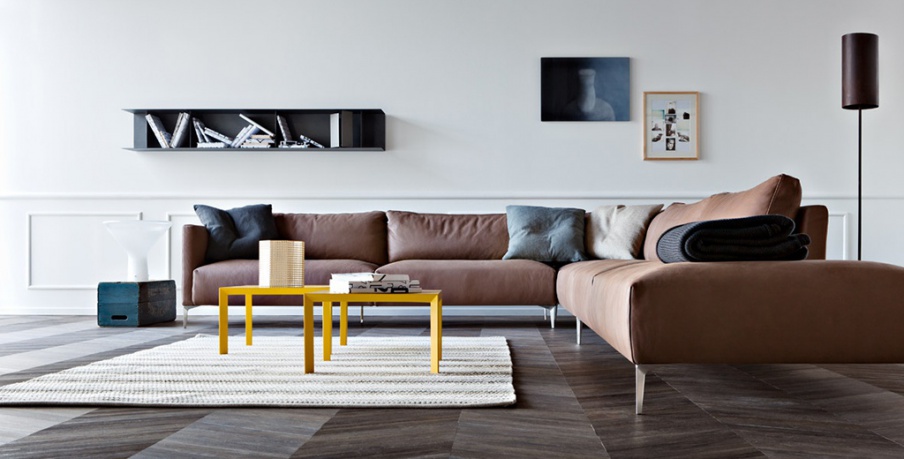 The sofa in Volo leather upholstery, Pianca