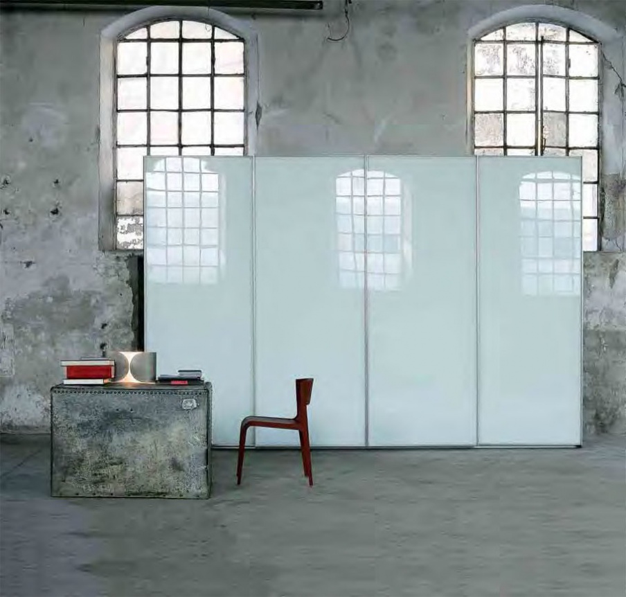 Wardrobe Clean, features tisettanta furnishings