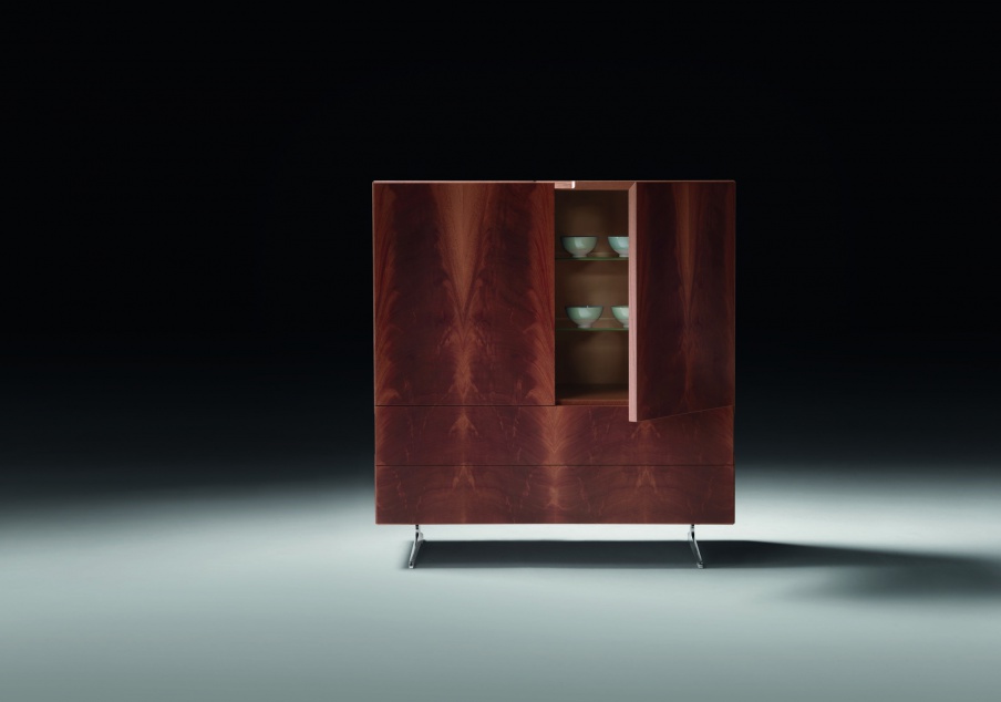 The bar body is made of wood Piuma, Flexform