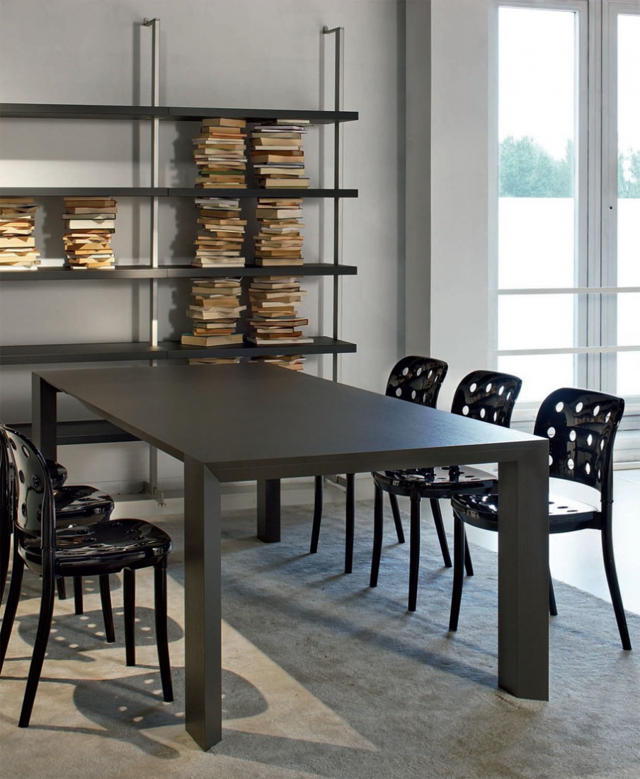Ulisse dining table, features tisettanta furnishings