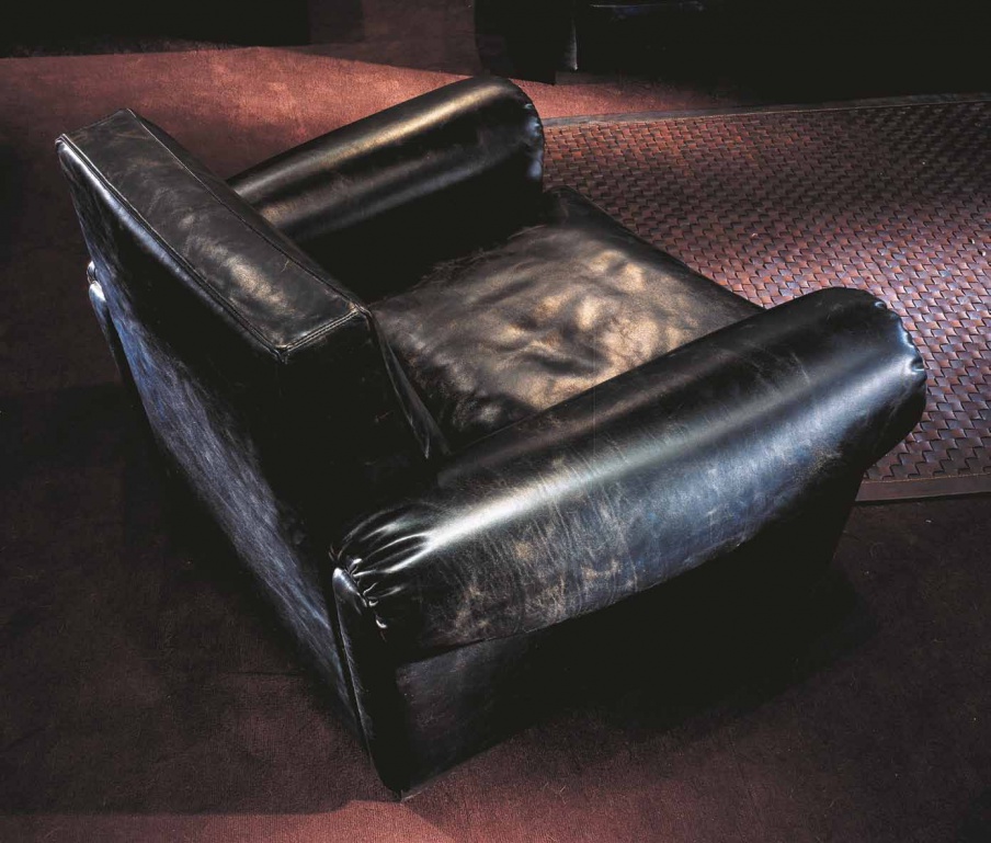 The chair is upholstered in a hidden frame of beech Marais, Ulivi