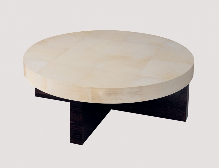 The coffee table is decorated with ebony Gallery, Ulivi