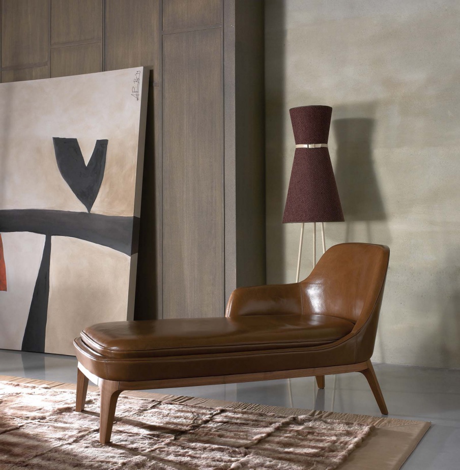 The couch on the frame of the TUI in the leather upholstery Dory, Ulivi 