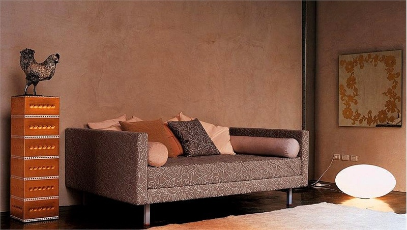 The couch is steel framed Parsi, Mussi