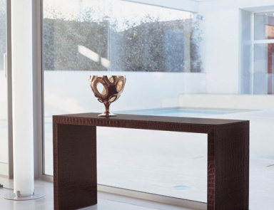 The console is natural wood Miss, Longhi 