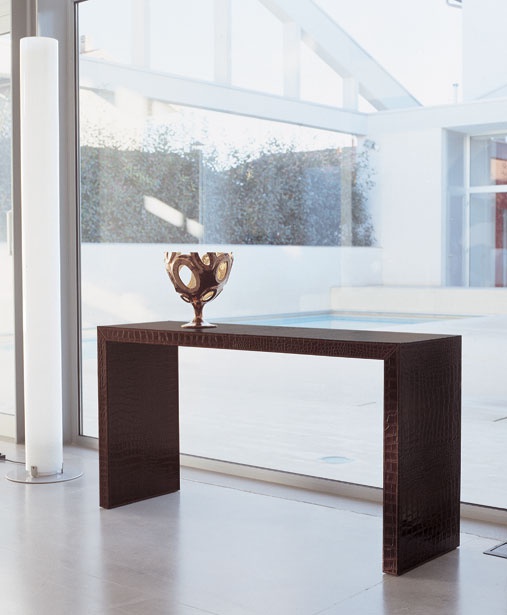 The console is natural wood Miss, Longhi 