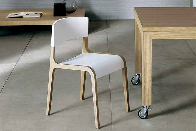A chair on a frame of bent hardwood, Giulietta - features tisettanta furnishings