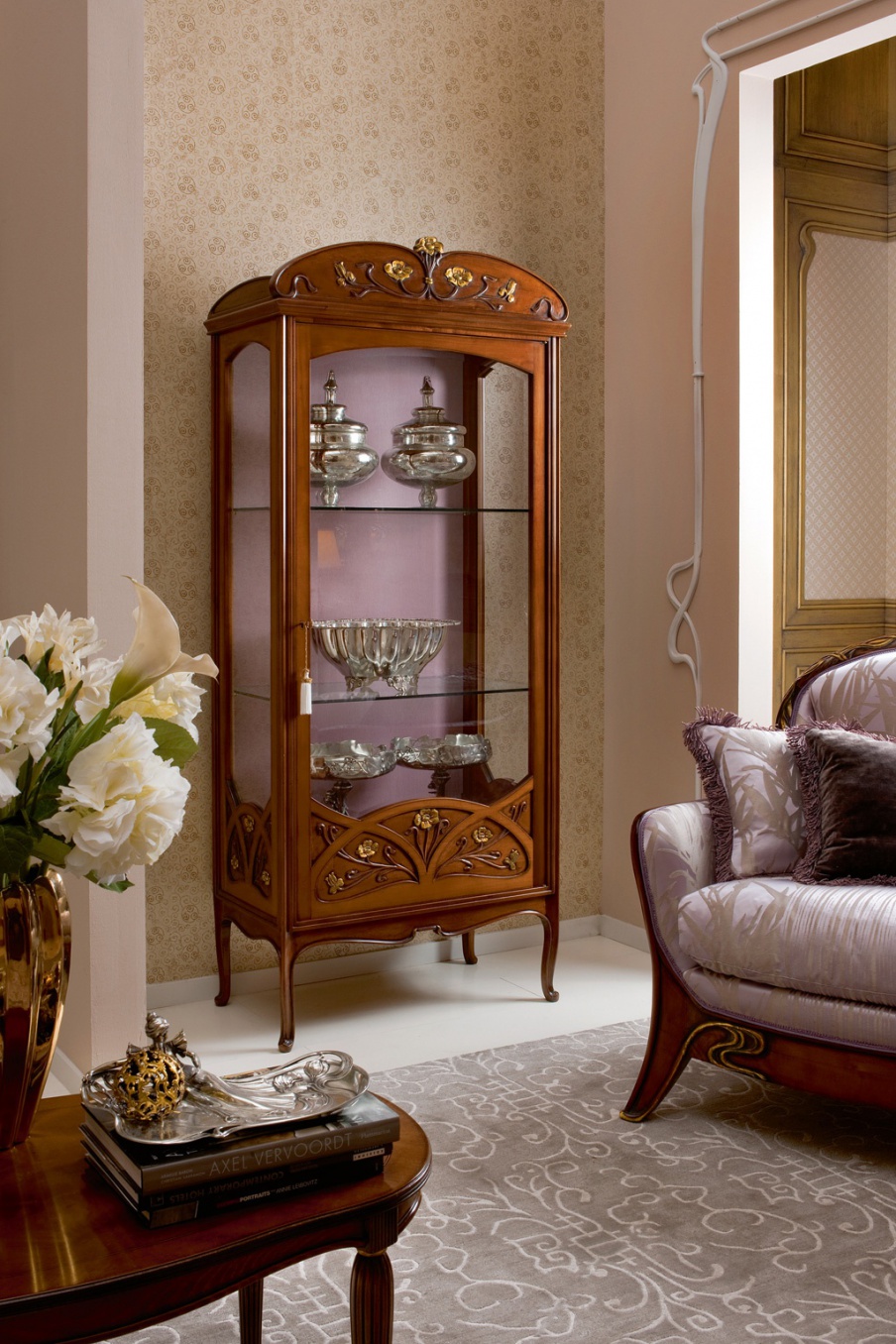 Showcase with carved hull Liberty, Medea