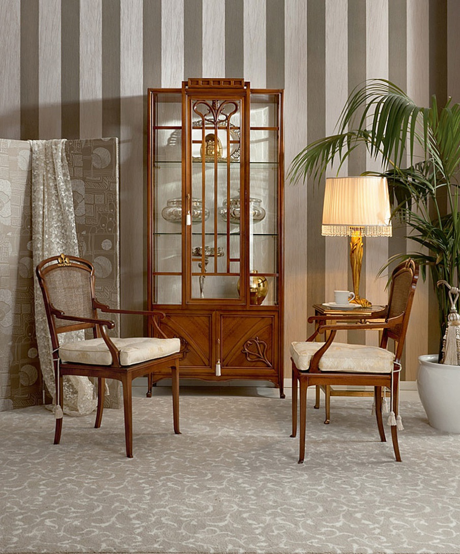 Showcase with wooden case Liberty, Medea