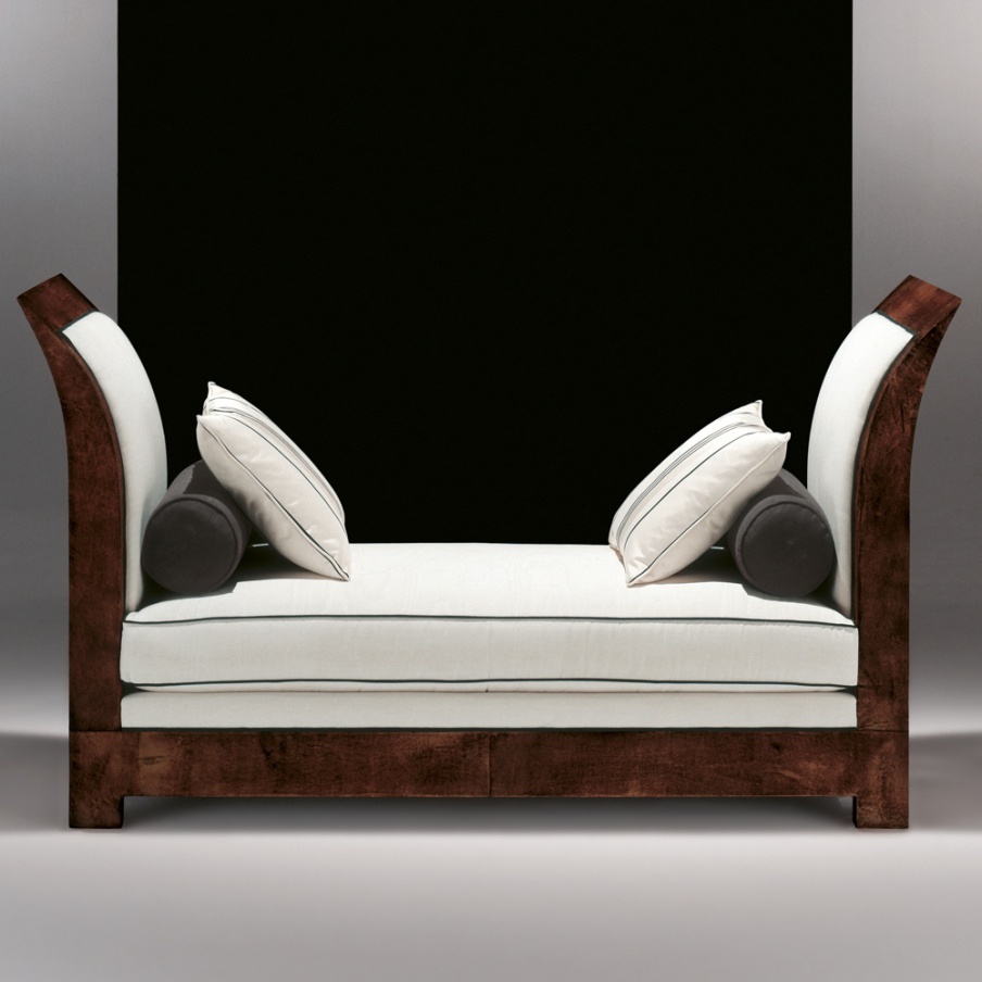 The Moon bench with a frame made of natural wood, Tura