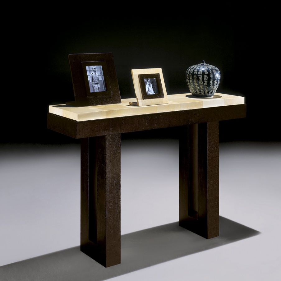 The console is natural wood, Tura