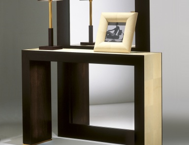 The console is natural wood Galuchat, Tura