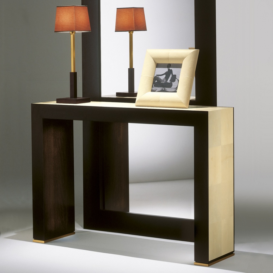 The console is natural wood Galuchat, Tura