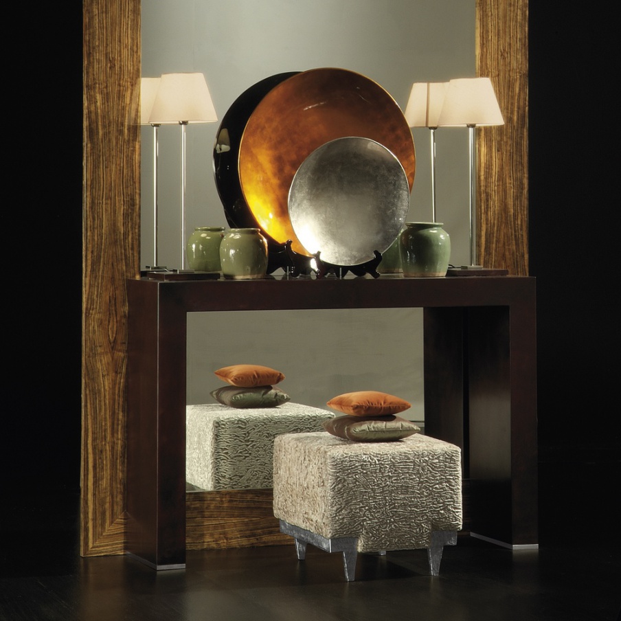 The console is natural wood, Tura