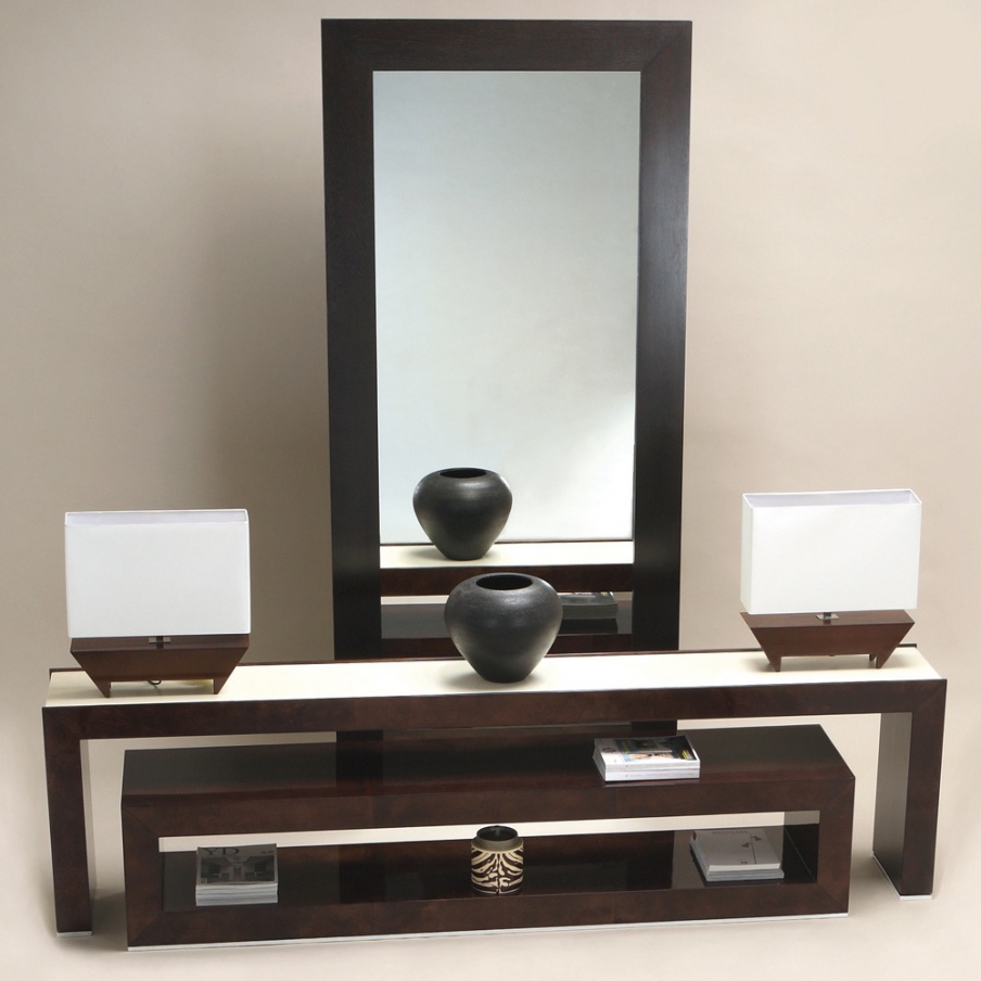 The console is natural wood, Tura