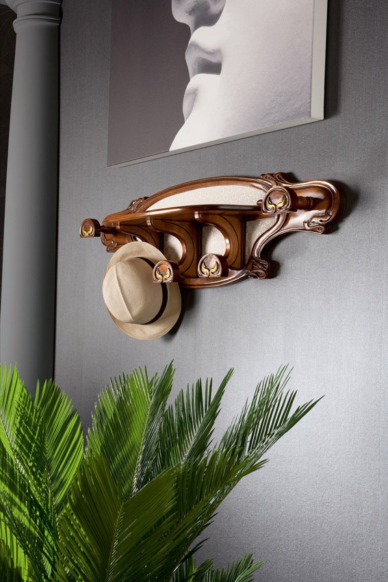 Liberty wall hanger, Medea