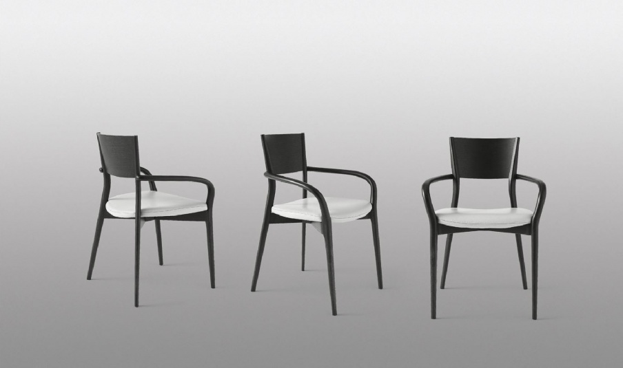 Chair with armrests made of solid ash wood in a black lacquer Bertha, MisuraEmme