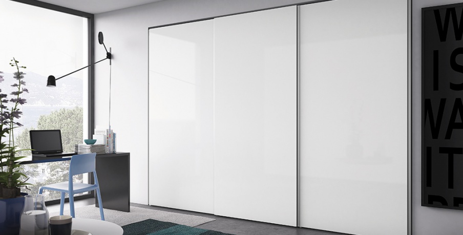 A cupboard made of wood with swinging doors Nastro, Pianca