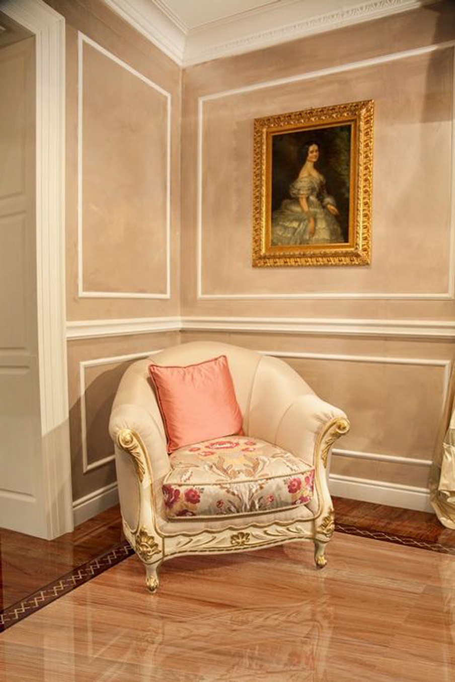 Armchair with a curved backrest Roxane, Le Classique