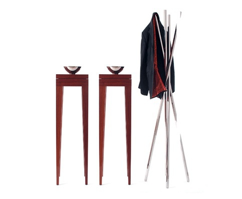 The console on high legs Franklyn, Boca Do Lobo