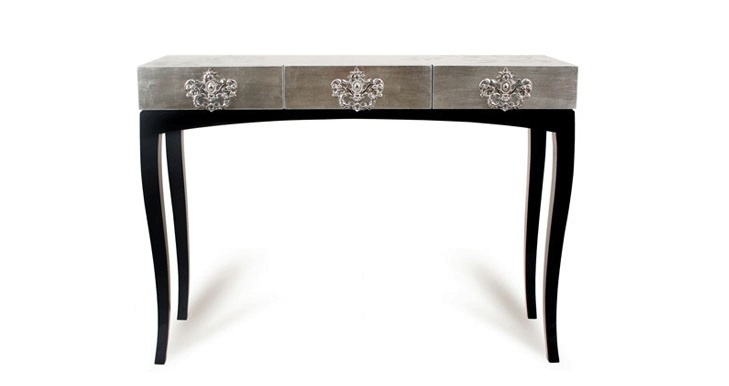 The console on high legs, Trinity, Boca Do Lobo