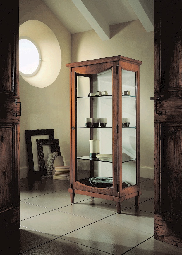 Showcase on a frame of wood, Avenanti