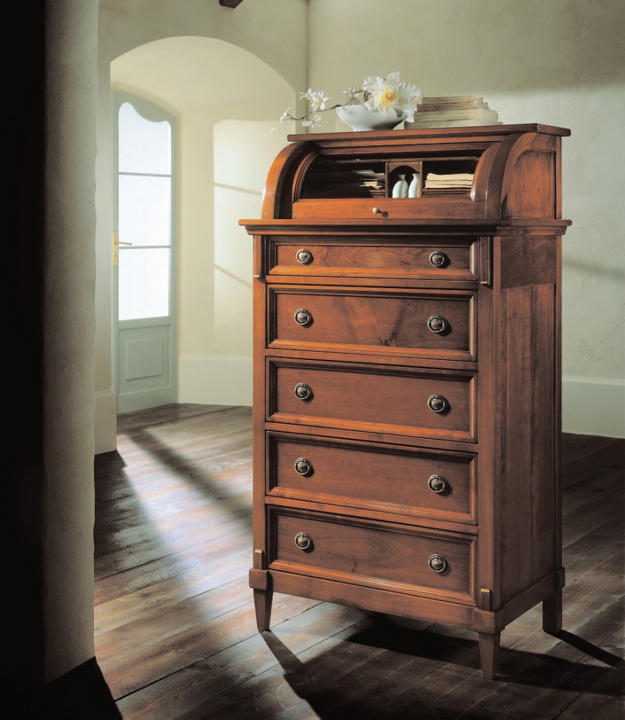 A chest of drawers with wooden frame, Avenanti