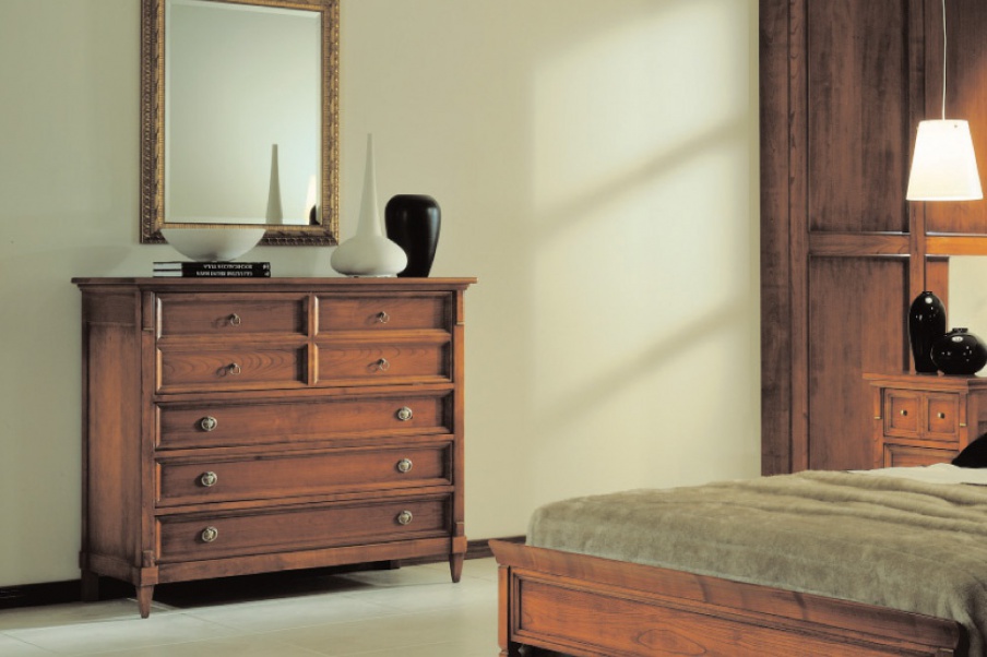 A chest of drawers with wooden frame, Avenanti