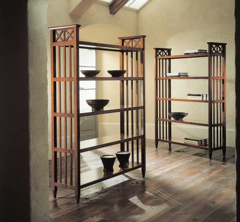 A rack with a frame made of wood, Avenanti