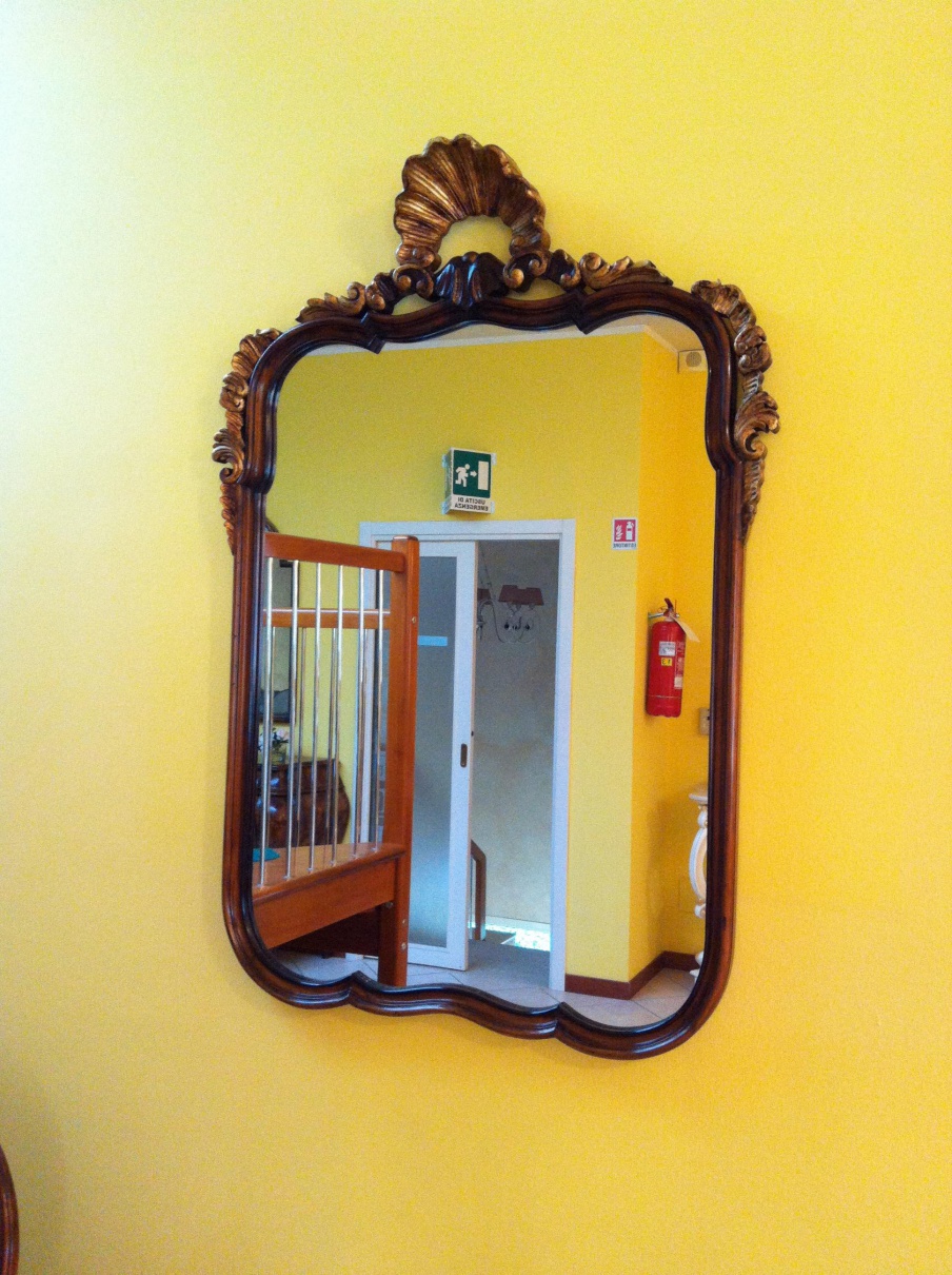 The mirror wall, Palmobili