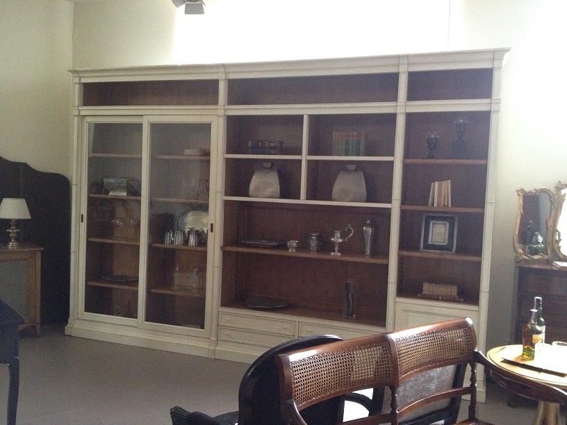 The wall is made of solid wood, AM Classic