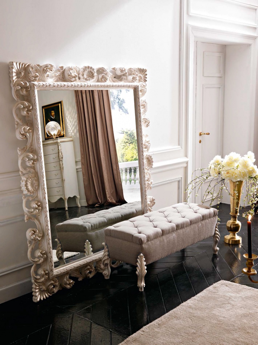 The mirror in a wide frame, Spini