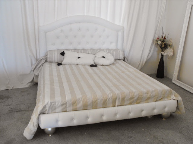 Double bed in natural wood by Betty, TreCi Salotti 