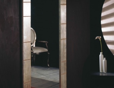 The mirror in the frame, paneled with mother-of-pearl, Spini