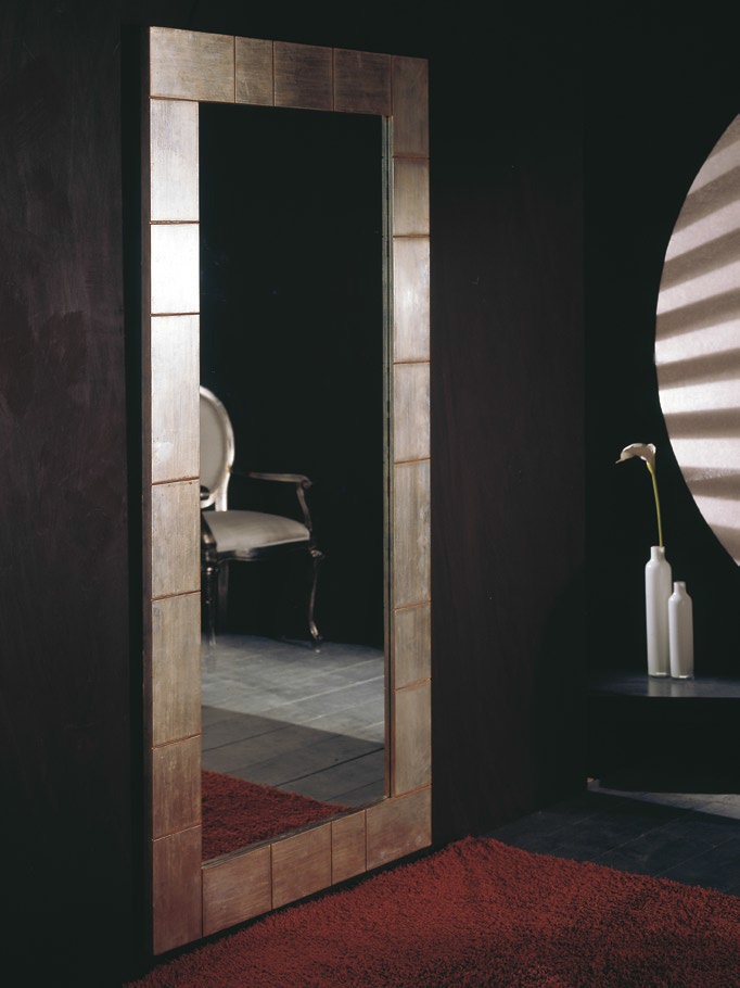 The mirror in the frame, paneled with mother-of-pearl, Spini