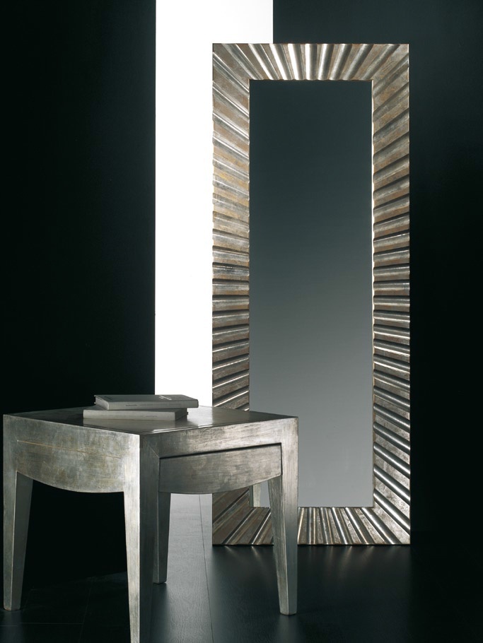 A mirror in a fluted frame, Spini